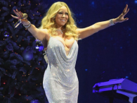 Mariah Carey z dużym dekoltem na scenie